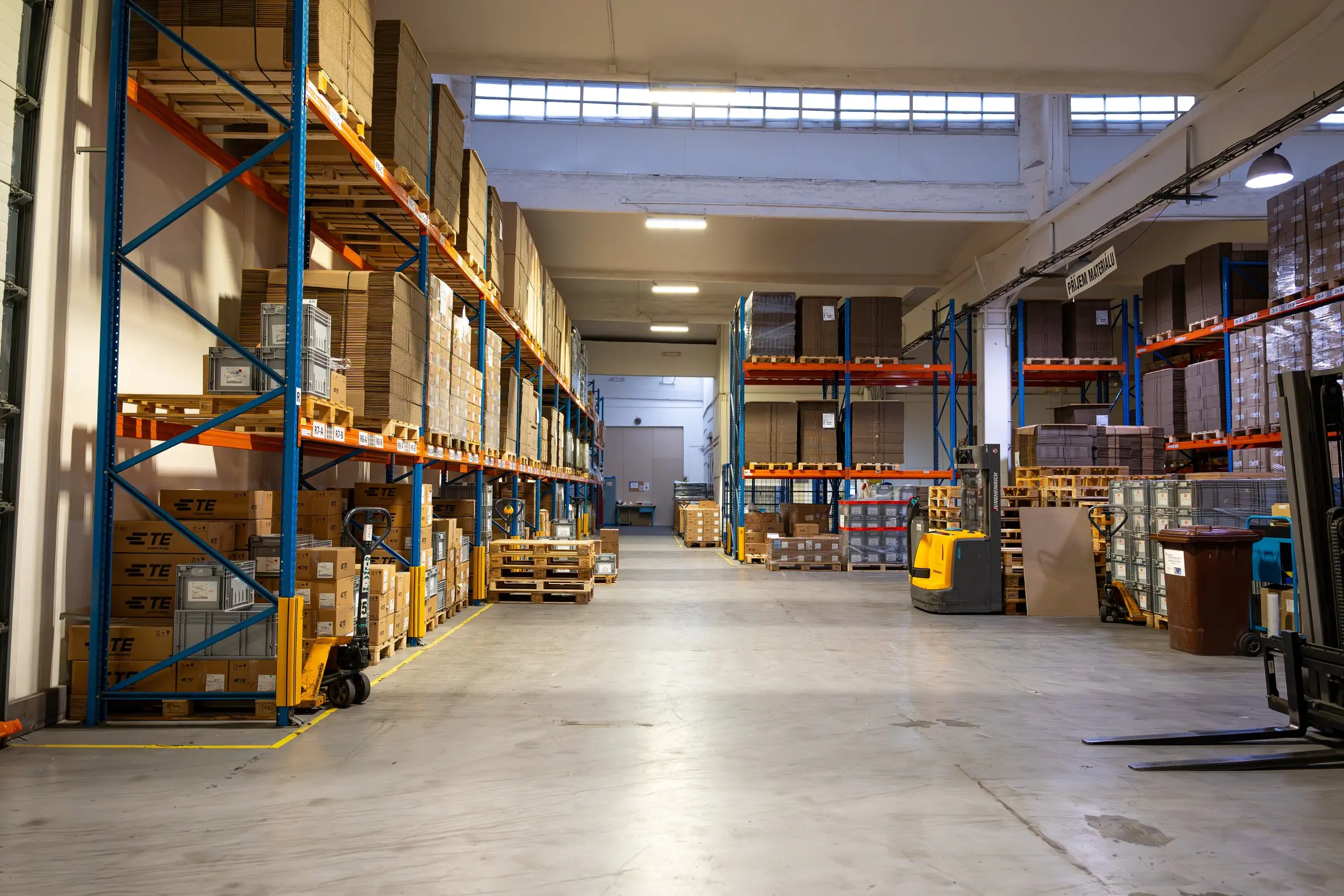 Regálový sklad v areálu KAMPOS LOGISTICS