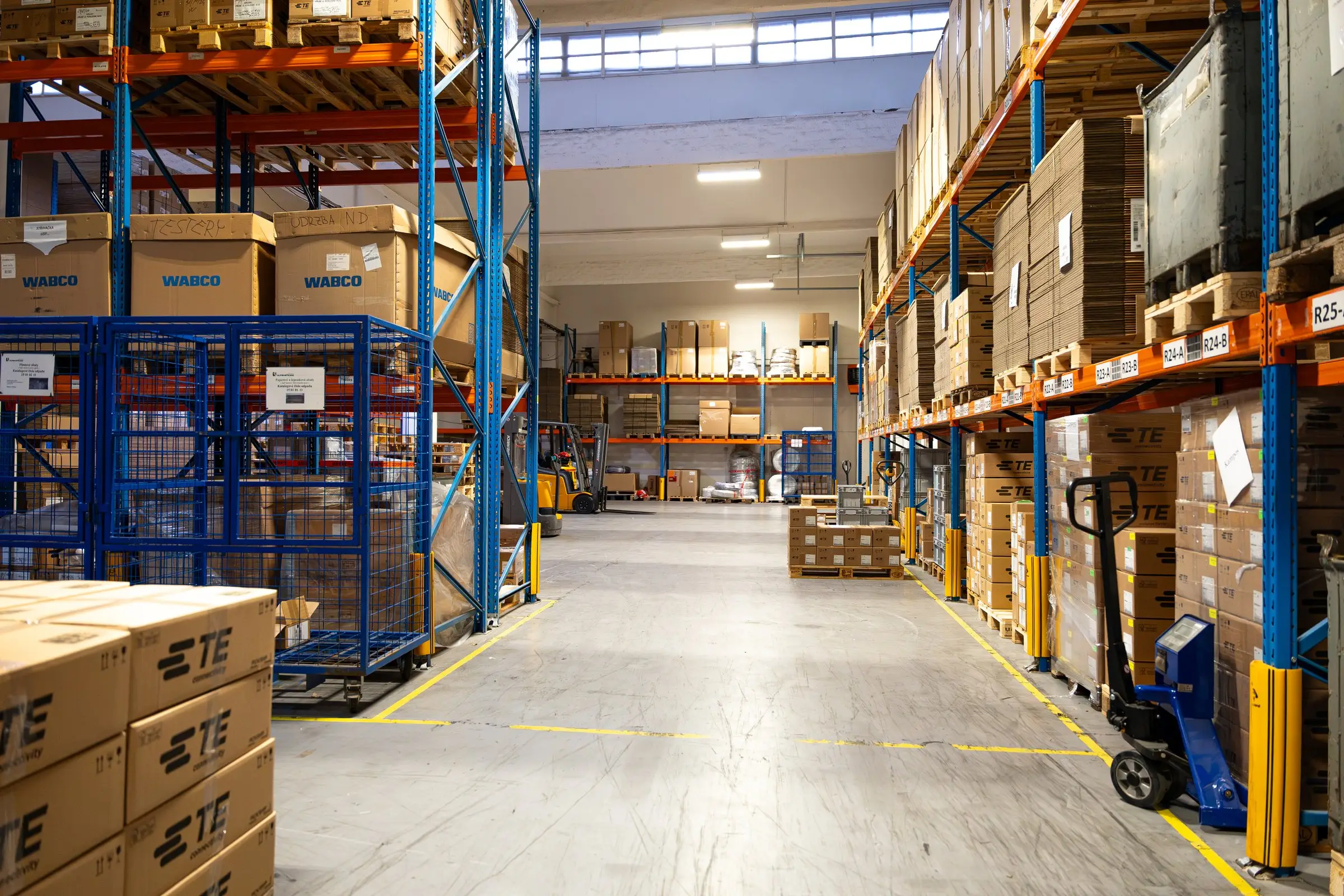 Vysokozdvižný vozík v regálovém skladu KAMPOS LOGISTICS