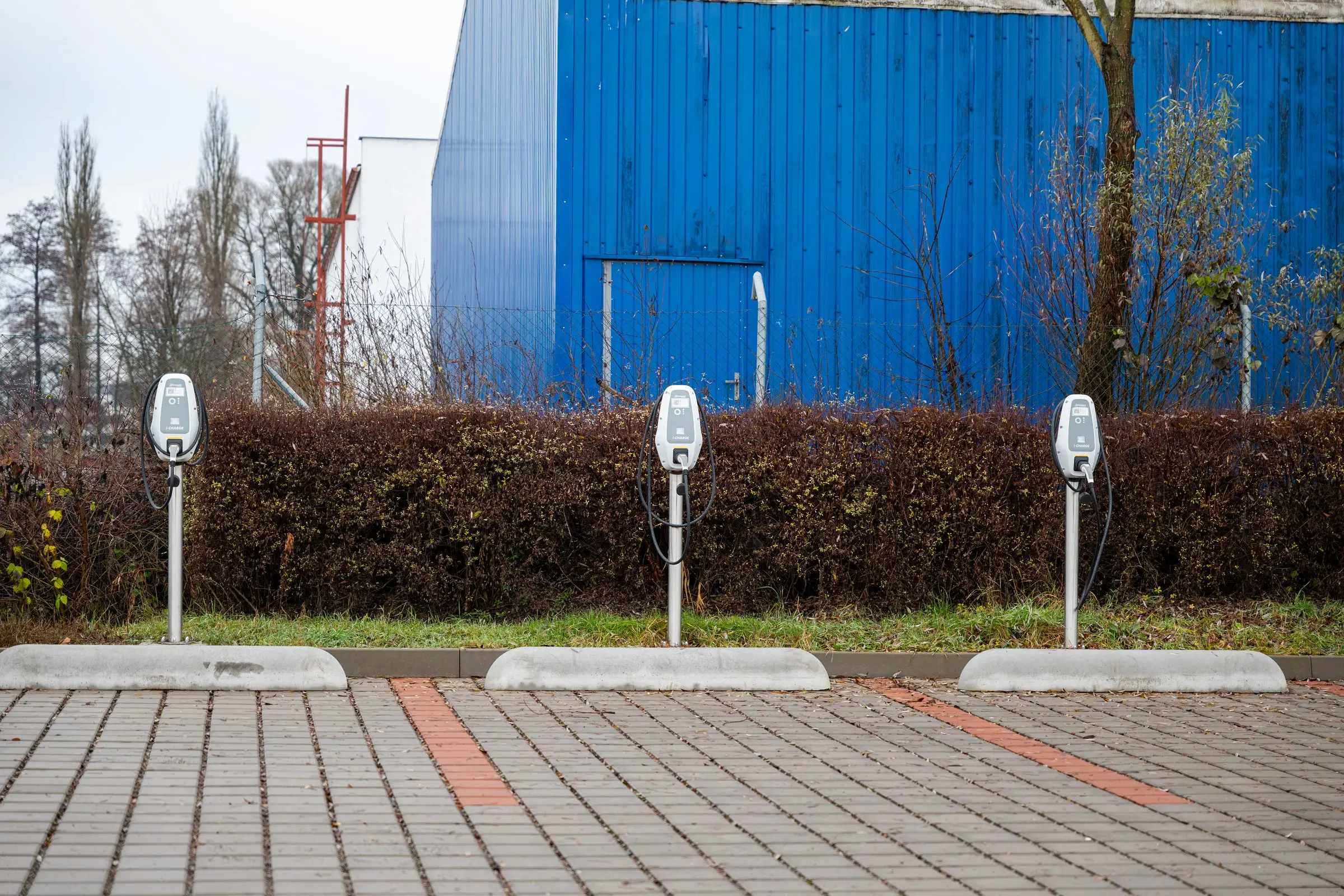 Nabíjecí stanice pro elektromobily v areálu